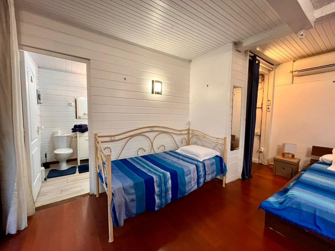 villa-avec-jacuzzi-vue-mer-tartane-caravelle - chambre 2 lits